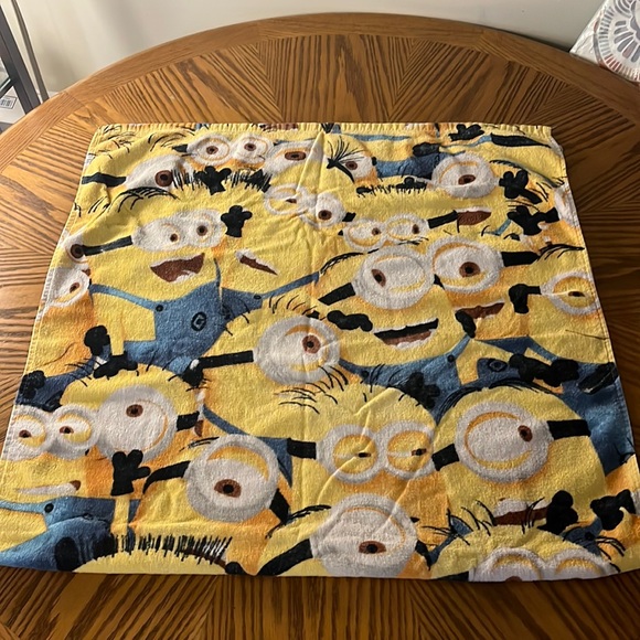 Minions Beach Towel! Despicable Me Minions Print Beach Towel Standard Size GUC - Picture 1 of 13